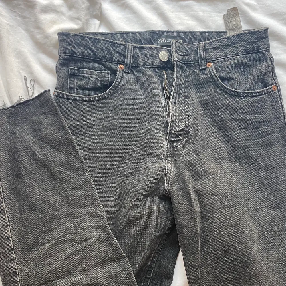 Mom jeans från zara. Betalning via swish. Skickas spårbart med dhl. Jeans & Byxor.