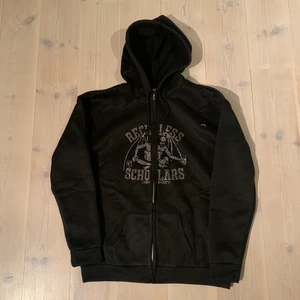 Reckless scholars zip-up hoodie  - Storlek: XL men sitter väldigt litet som en M, skick 10/10 aldrig tvättad bara lite fabriks flaws! Den är inte en riktig reckless scholars hoodie då det är en rep!