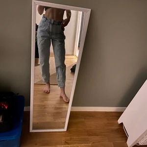 Jeans från H&M, storlek 36 - Riktigt bekväma jeans, höga i midjan och lös passform. Älskar dem, men tyvärr lite stora.