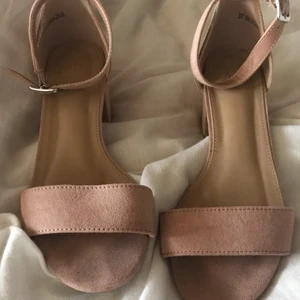Klackskor mocka strl 37 - Rosa klackskor i mocka-tyg från XIT. Bra skick, använda ca 4 gånger        130kr plus frakt 💗