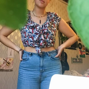 Somrig blus - Jättefin blus från Gina Tricot i gott skick, storlek 40 men passar även mindre 💕  har tre knappar och knyts i midjan