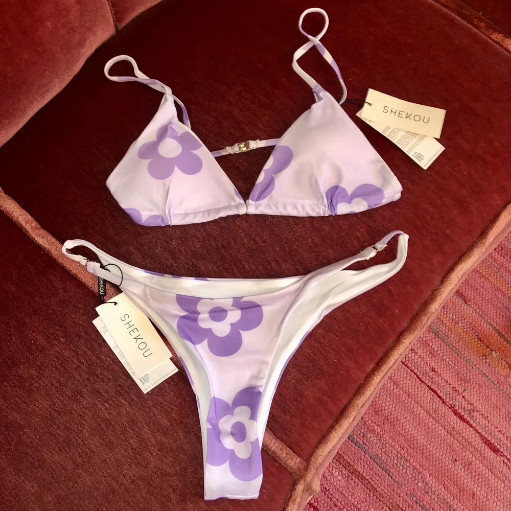 Helt ny bikini från Shekou i jättefin lila färg! Säljer då den tyvärr inte passar. Första bilden är lånad.❗️Köparen står för frakten❗️Skriv om du har några frågor💕. Övrigt.