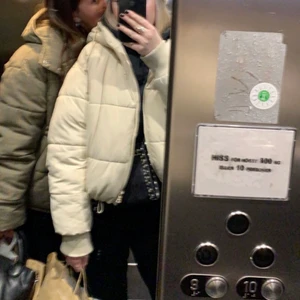 Jacka - Säljer denna trendiga slutsålda jacka ifrån Monki, passar till allt! Använd ett par gånger men inget som syns! Den är i storlek M men passar S-L beroende på hur man vill att den ska sitta😊buda privat💕