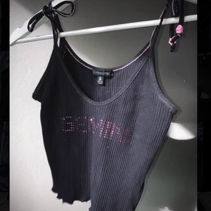 Gemini y2k linne  - Superfint y2k inspirerat linne med GEMINI i rosa rhinestones. Köpt på Dollskill. Var från början rosa men färgade det svart 🖤💖