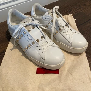 Valentino sneakers  - Valentino sneakers, har tyvärr inte kvitto då jag köpte dessa för väldigt längesedan men dustbag finns och garanterar äktigheten, väldigt bra skick