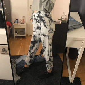 Fläckiga byxor från new yorker  - Säljer mina fläckiga byxor från new yorker då de ej kommer till användning. Det är inte använda många gånger. Nypris 100kr. Köparen står för frakt 