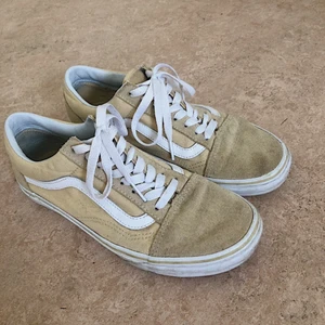 Beiga vans skor - Beiga vans old skool skor i strl 39. Inte använda många gånger, märker har suddats ut lite (bild 3). Skriv privat för mer info eller bilder.😊💞