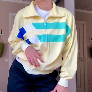 Jacka/zip hoodie - Asball i 90-tals stil. Köpt second hand men den kommer tyvärr inte till användning. Frakt tillkommer