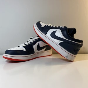 Nike skor - Fina och knappt använda Nike Air Jordan 1 Low. Storlek 39 men passar 38 bättre. Katt finns hemma. Kunden står för frakten😊