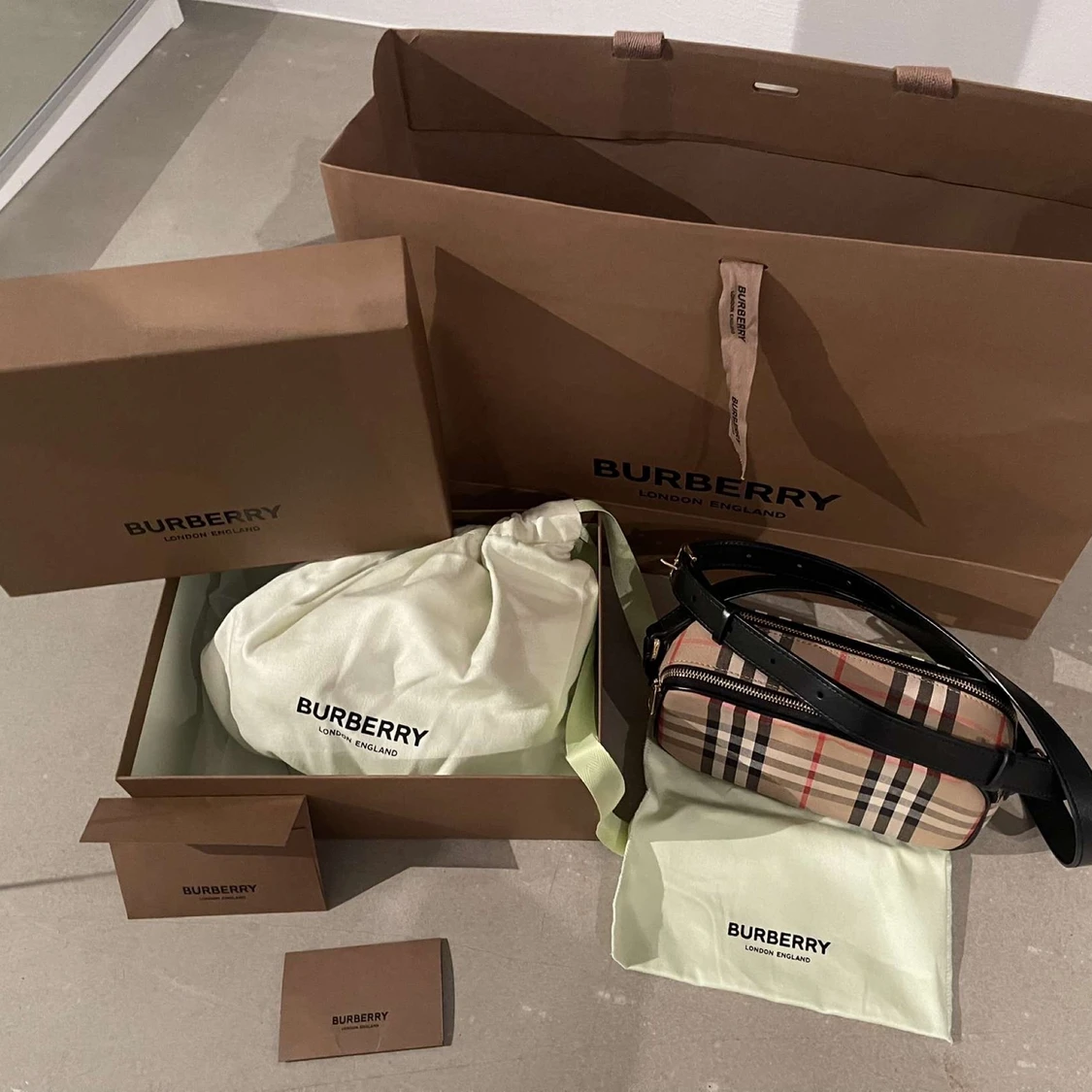 Burberry väska  - 90