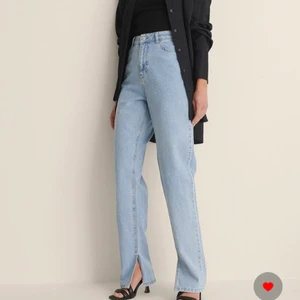 Blå jeans med slits - Blå jeans med slits från NA-KD köpta för inte alls länge sedan men lite för långa på mig tyvärr. Storlek 36. Nypris 399. Frakt tillkommer.