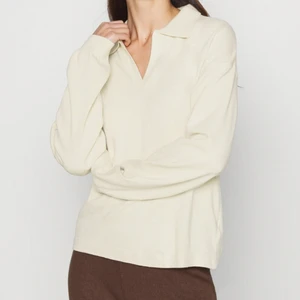 Tröja från NAKD - Tröjan är oanvänd med lappar kvar. Beige och oversize i modellen, så passar storlekarna XS-M beroende på hur man vill ha den. Kan skicka fler bilder. Frakten ingår i priset. 