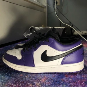 Jordan 1 low ”Court Purple”  - Bara Använda fåtal gånger , 