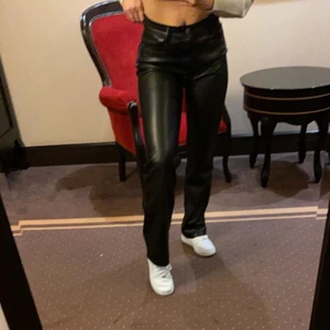 Raka skinnbyxor  - Raka skinnbyxor från zara! As snygga verkligen men tyvärr lite stora, har dessa i storlek 36! Pris kan diskuteras 