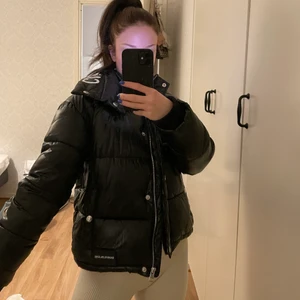 Vinterjacka  - Säljer nu min fina vinterjacka från Calvin Klein, köpt för två år sedan tror jag men har använt väldigt lite så den är i jättefint skick. Som ny och ”dun” i är kvar på alla ställen. Otroligt varm och skön. Storlek 12, passar mig som brukar ha XS. Skriv privat vid frågor eller fler bilder💕💕