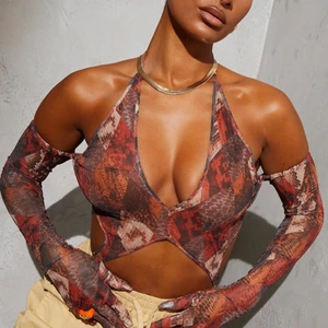 Jättecool body från Prettylittlething - Body i Snakeprint från Prettylittlething, aldrig använd, klisterlapp vid knäppning och prislapp kvar🦋🦋 köpt för 380 kr, säljer för 299. strechight materail, passar s-l. pm för fler bilder/frågor🐍🐍