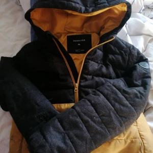 Jacka barn quicksilver  - Dyr i inköp. Fint skick 12 år. 