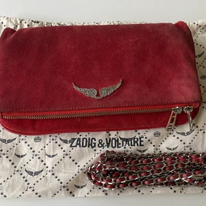 Zadig & Voltaire Väska - Kikar intresset för min Zadig väska i röd mocca! Båda banden medföljer (långt&kort) Samt dustbag! Priset är diskuterbart, fraktkostnaden är på 66kr (spårbar och säker) Frågor och funderingar kan jag svara på både privat och i chatten nedan! 💓