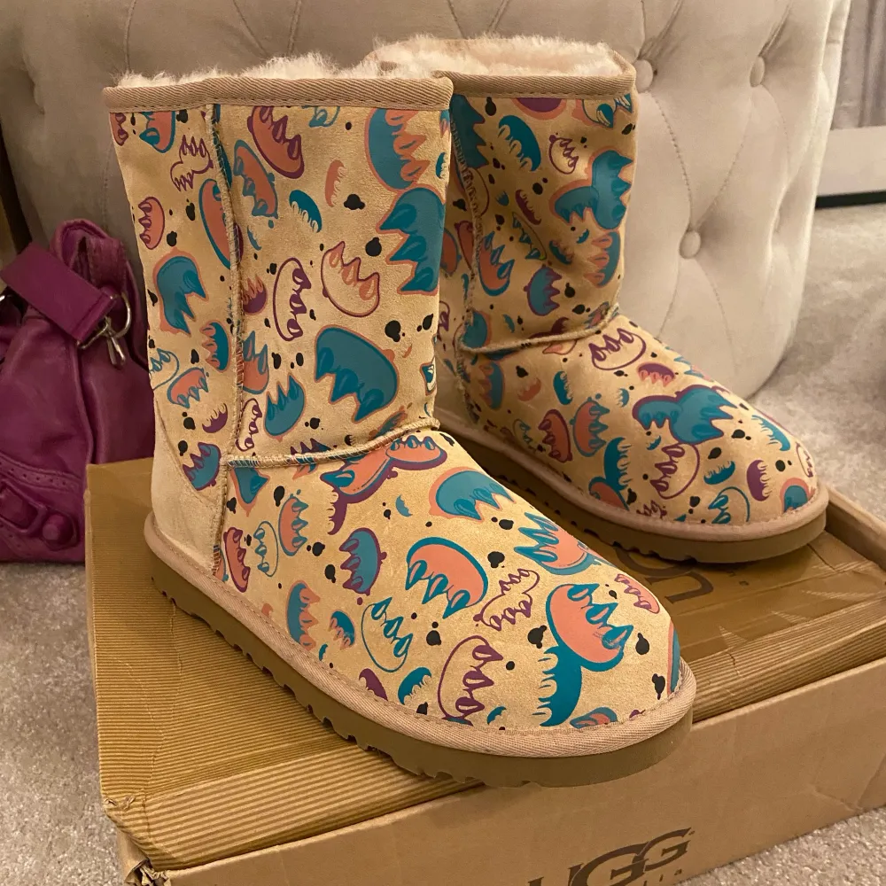 Coola unika uggs limited edition (därav priset) perfekta nu när det börjar bli kallare!!! Helt oanvända och original kartong ingår.. Skor.