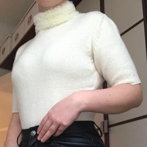 Vit topp med fluffig krage 🤍 - Jag säljer min fina topp med fluffig krage 🤍🤍 Toppen är i strl S. Den känns väldigt julig tycker jag, perfekt till december! Kolla in mina andra auktioner också!