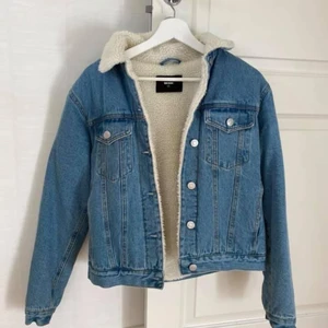 Fodrad jeansjacka - Jättefin fodrad jeansjacka från Bikbok storlek XS, 150:-