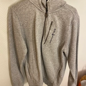 sail racing zip-up - 170 i juniorstorlek, men passar mig perfekt som är 160cm. super skön och i super bra skick. knappt använd, max 3-4 ggr. frakt 66 kr spårbar och 45 kr ej spårbar 💘