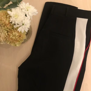 Raka kostymbyxor från Mango💫 - Byxorna är i storlek 34 och har snygga detaljer på sidorna. Byxorna sitter fint på och faller snyggt🍂🤩