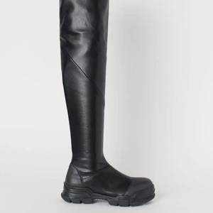 HM Studio AW19 overknee boots - Storlek 39, true to size och därmed lite stora för mig som har 38,5. Äkta läder på tå och häl, veganläder i övrigt. Bra skick.