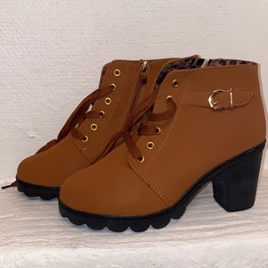 Bruna skor - Storlek 40 men väldigt liten storlek. Min syster beställde hem men de var för små, mer som en 38. 