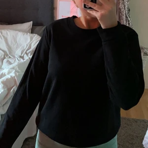 Svart sweatshirt  - Säljer en svart sweatshirt som kommer från Zalando i storlek M, väldigt oanvänd så som i nyskick!🥰