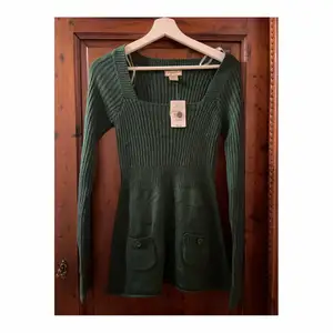 (frakt tillkommer) mörkgrön tight stickad tröja eller orimligt kort klänning 😜 strl M men snarare XS/S helt oanvänd