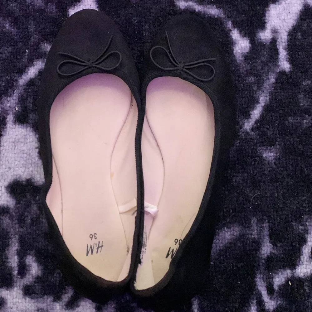 Svarta ballerina skor med rosetter på 🖤😍. Skor.