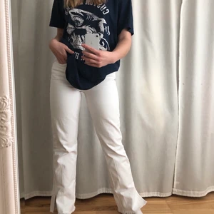 Vita zara jeans med slit - Säljer nu mina otroligt fina zara jeans med sidorevär pågrund av att jag inte fått användning av dem :( klippt dom då de var för långa för mig tidigare (är 170 cm) orginalpris: 350kr