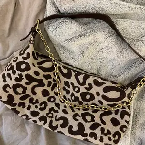 Beige brun väska med leopard mönster och gulddetaljer. Köparen står för frakt 