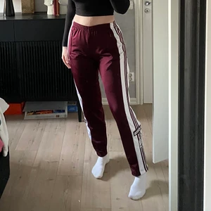 Adidas byxor, storlek M - Använda men i väldigt bra skick