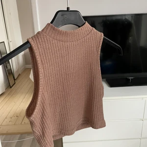 Ribbade toppar  - Tre olika färger och modeller på ribbade toppar. 20kr styck 