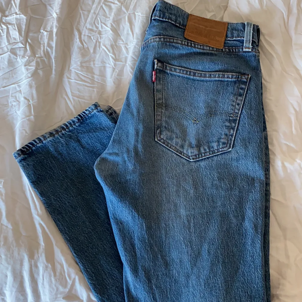 W32 L34 lowwaist, supersnygga och klassiska, sitter en aning tajt på mig går att få till ”sloutchy” looken med dem om man är lite mindre än mig, jag har vanligtvis M/L i byxor. Jeans & Byxor.