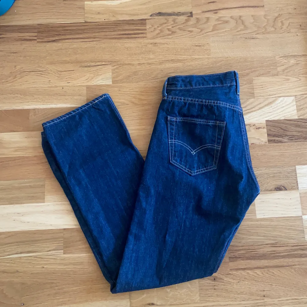 Säljer mörkblåa lågmidjade Levis jeans köpta på secondhand. Färgen på jeansen visas bäst på bild 1 och 2. Modell: 501. Midjemått ca 80 och innerbenslängd ca 78. Jag är 169 centimeter och har oftast strl 34/36. Köparen står för frakten. Skriv gärna vid frågor💞. Jeans & Byxor.