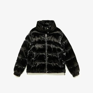 Vinterjacka (stradivarius) - Säljer en skitsnygg vinterjacka i storlek XS💗 Jackan är köpt på zalando o är från stradivarius! Jackan är aldrig använd o prislappen finns kvar⚡️ köparen står får frakten o skriv till mig om ni e intresserade eller vill ha mer info eller bilder om jackan💗  säljer endast för bra pris, köp direkt för 550kr och frakt!