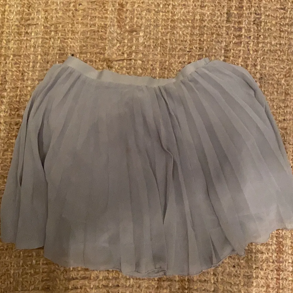 Så fin plisserad kjol i grått från HM kids💓 . Kjolar.