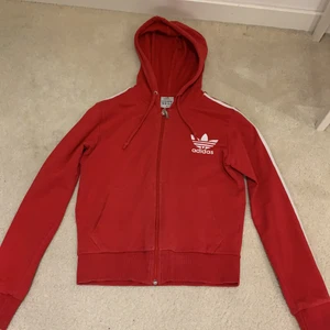 Adidas - Självklart riktig säljer pågrund av att jag inte använda den mer 🥰Frakten betalar man själv !! 