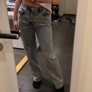 Snygga ljusblåa jeans❤️ - Säljer dem här snygga ljusblåa jeansen från NA-KD, dem är använda ca 4ggr så dem är i ett nyskick! Dem är i strl 38och jag är ca 1.70 cm lång❤️ 
