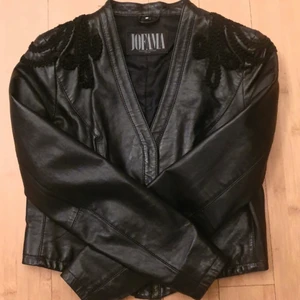Jofama Läderjacka  - Läderjacka från JOFAMA - Äkta läder och i jättefint skick. Det ända är att ena "knappen" har fastnat på fel sida. Inget som påverkar funktionen. Storlek 36. Inköpspris 2000kr.  