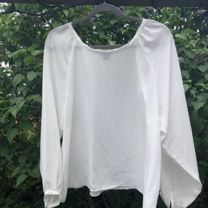 Snygg blues - Otroligt snygg vit blues i strl M med guldknapp i ärmen. Väldigt luftig och skön!