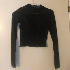 Halvpolo nättröja Weekday  - Jättefin nättröja från Weekday. Väldigt fin att antingen ha en topp under eller ha en tshirt över. 