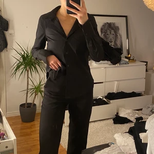 Skjorta - En ”slim fit” skjorta köpt på H&M. Strl 34. Stretchig i Frakt spårbart 66kr, ej spårbart 48kr💕materialet och väldigt skön. Knappt använd och i bra sick. 