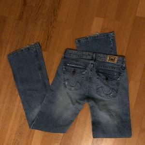 Jättefina lågmidjade bootcut jeans jeans 💘💘 står size 5, midjemåttet är 38 tvärs över och innnerbensländen är 80 cm, de har ett litet hål man ser på andra bilden