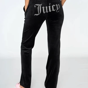 Juicy Couture - Säljer Juicy couture set. Man kan även köpa delarna enskilt men helst tsm. Köparen står för frakten som är 66kr. Möts helst inte upp! 💗 Settet är äkta ock köptes för 2100 på deras egna hemsida! Köp en del direkt för 650 eller båda delarna för 1200! 