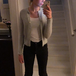 Zara kofta - Jättesöt stickad kofta från zara💗. Använd bara ett fåtal gånger och är i helt nytt skick. Koftan är ljusgrön (syns inte jättebra på bilderna)❤️❤️