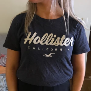 Mörkblå t-shirt - Säljer denna mörkblå t-shirt från Hollister. Den är i befintligt skick.